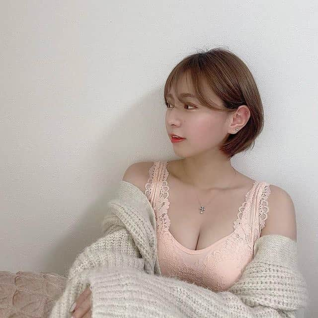 美女naviさんのインスタグラム写真 - (美女naviInstagram)「* * 【美女navi ☻*】 * * 今回ご紹介させていただく方は❤️ MIORI  さん ▶️▷ @__mk.31__ * *  # Repost . . 🐸🐸🐸🐸 ☔️☔️☔️☔️ さいきん毎日雨だから ずっとおうちにいるよ...☔️🐸 .  . . . MIORI  さん のアカウントには 他にも素敵な投稿が(*´﹀`) ぜひ覗いてみてくださいね🧡 * * 美女navi掲載希望の方は⇒ @bijo_navi ❤️と # ビジョナビ タグ付け * 10代限定姉妹アカウント 美少女navi掲載希望の方は⇒ @bishojo_navi 💛と #ビショウジョナビ タグ付け * お願いします✨✨ * * 次回もお楽しみに...😍 * * #美肌 #カラコン #ショートヘア #下着 #ショートカット女子 #さらさらヘアー  #ランジェリー #部屋着 #アイメイク #スタイル抜群 #アイシャドウ #ルームウェア #makeup  #赤リップ #コスメ #naturalbeauty #おうち時間 #美容 #リップ #howto #おしゃれ女子 #大人可愛い  #美意識 #大人メイク #メイク #オトナ女子 #美意識向上 #女子力アップ」6月1日 23時03分 - bijo_navi