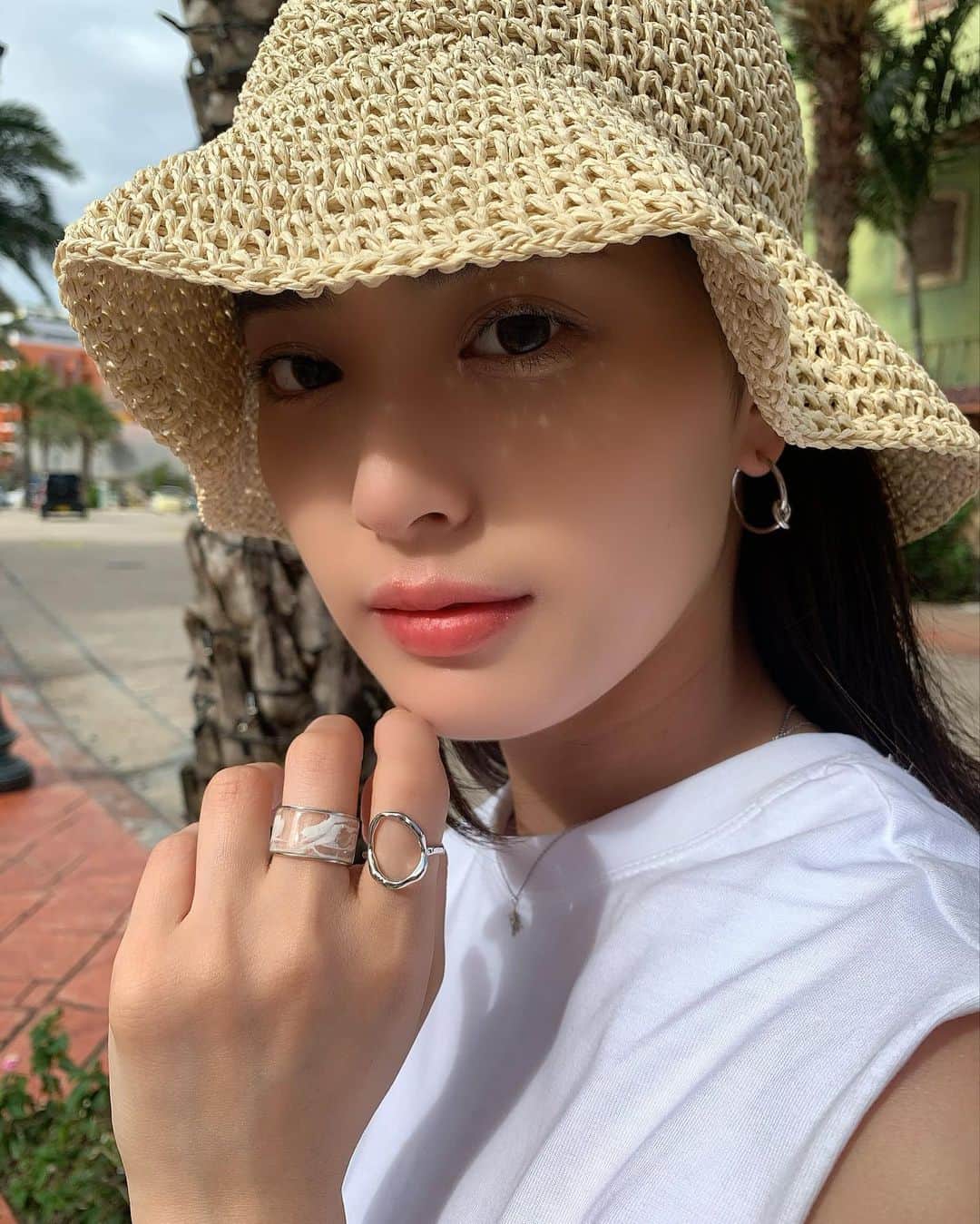 のインスタグラム：「今日は撮影〜。勉強になりました🤨✨. . . そういえば！トレーニングの為にもなるし、自分は体を動かすの好きだし、体の勉強にもなるし、とにかくタイミングも良すぎてwゴルフ始めました🏌️‍♀️。まだ打ちっぱだけどねw. . . . #me #i #麦わら帽子 #麦わら #麦わら帽子コーデ #バケットハット #silveraccessory #クリアリング」