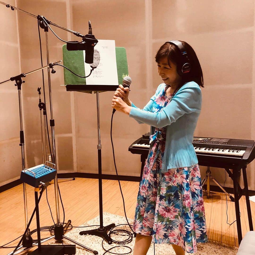 岡村孝子さんのインスタグラム写真 - (岡村孝子Instagram)「今日は「あの頃ミュージック」のリモート収録でした。 みなさん、メールありがとうございます😊  先日から、9/7の復帰コンサートに向けてスタジオで個人リハーサルを開始しました！  1度目(5/22)はレコーディングのように・・・。 マイク🎙に向かってヘッドホンをして。 10数曲クリアしました。うん、いい感じ。  2回目(5/29)はハンドマイクで。🎤  「　重(おもっ)！！😵　」  マイクってこんなに重たかったっけ〜⁉︎  あ〜、早くみんなに会いたいなぁ🤗  ひたすら今日を重ねています✨ day 672。」6月1日 23時25分 - okamuratakako_official
