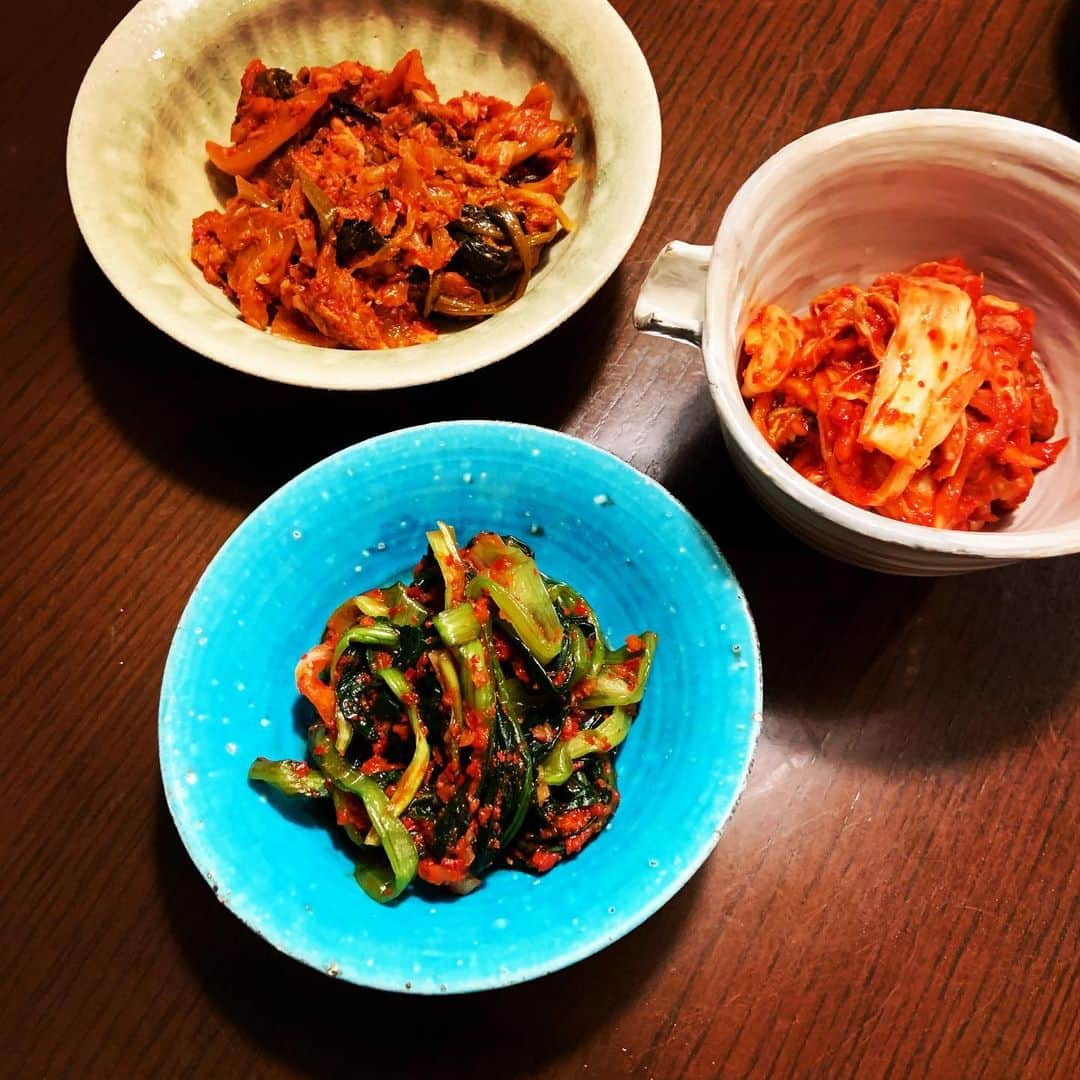 志摩有子さんのインスタグラム写真 - (志摩有子Instagram)「とっても美味しい手作りキムチをもらったと相棒　@plusydesign がお複分けしてくれたので今夜は韓国料理風メニュー。 水茄子、ミニトマト、ワカメと胡瓜をナムルに。野菜をたっぷり食べられるのがいい。 @spikeyoshiko ちゃんお手製のキムチは白菜、小松菜、ツナ入り白菜の3種類。どれもフレッシュで程よい酸味と旨味がたっぷり。今度作り方を教えてもらいたいな。  #手作りキムチ #水茄子のナムル #発酵食品  #発酵生活」6月1日 23時43分 - ariko418