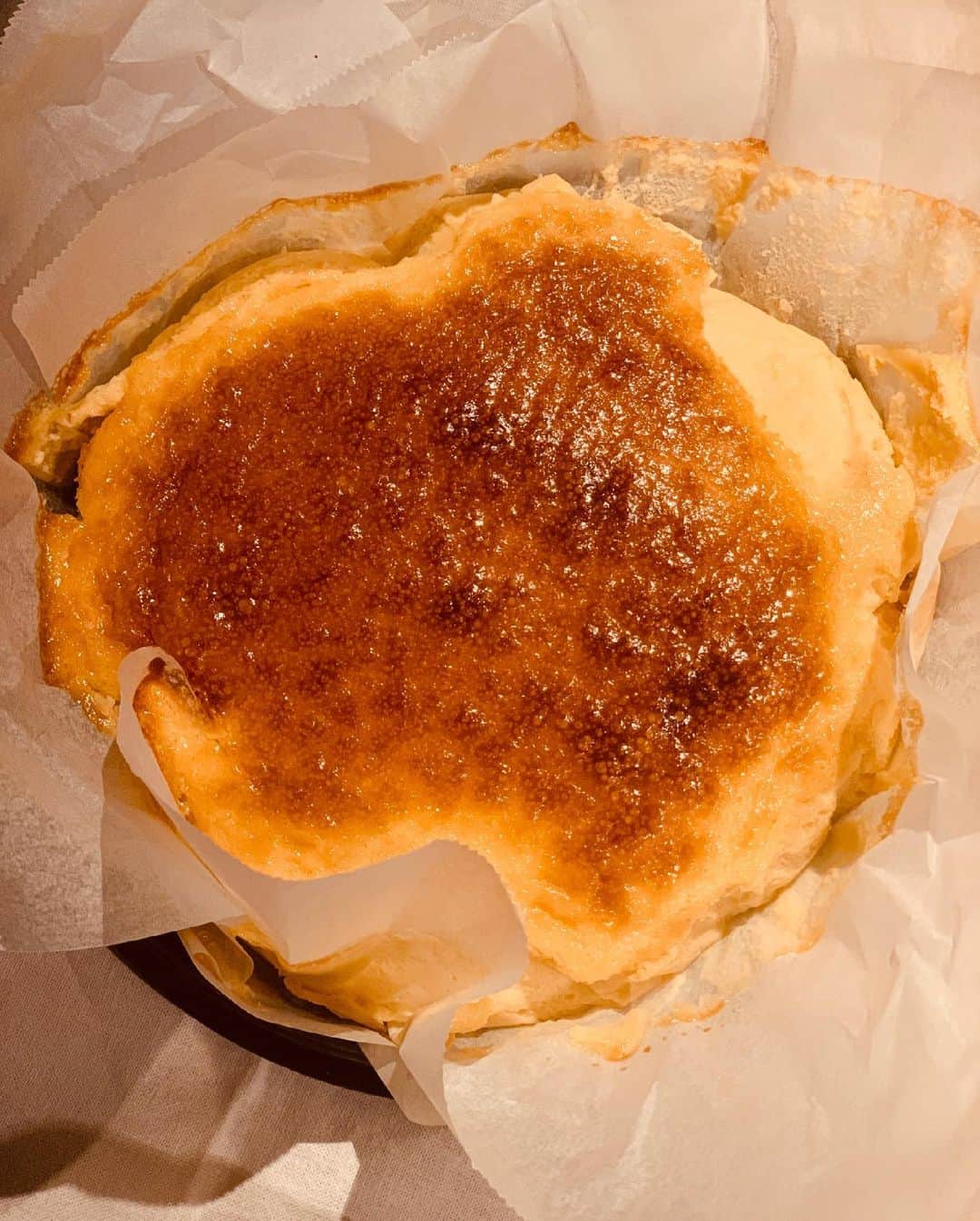 大橋未歩さんのインスタグラム写真 - (大橋未歩Instagram)「#バスク風チーズケーキ  2枚目は 作るときに一緒にミキサーに かけてしまった木製スプーン。  バリバリバリ❗️という親の仇みたいな 凄まじい音で我に返りました。  原液を濾過して 木っぽいのを取り除いて焼きました。  今のところ喉元に何か刺さった という報告は届いておりません😅  味は美味しかったです😋」6月1日 23時51分 - o_solemiho815