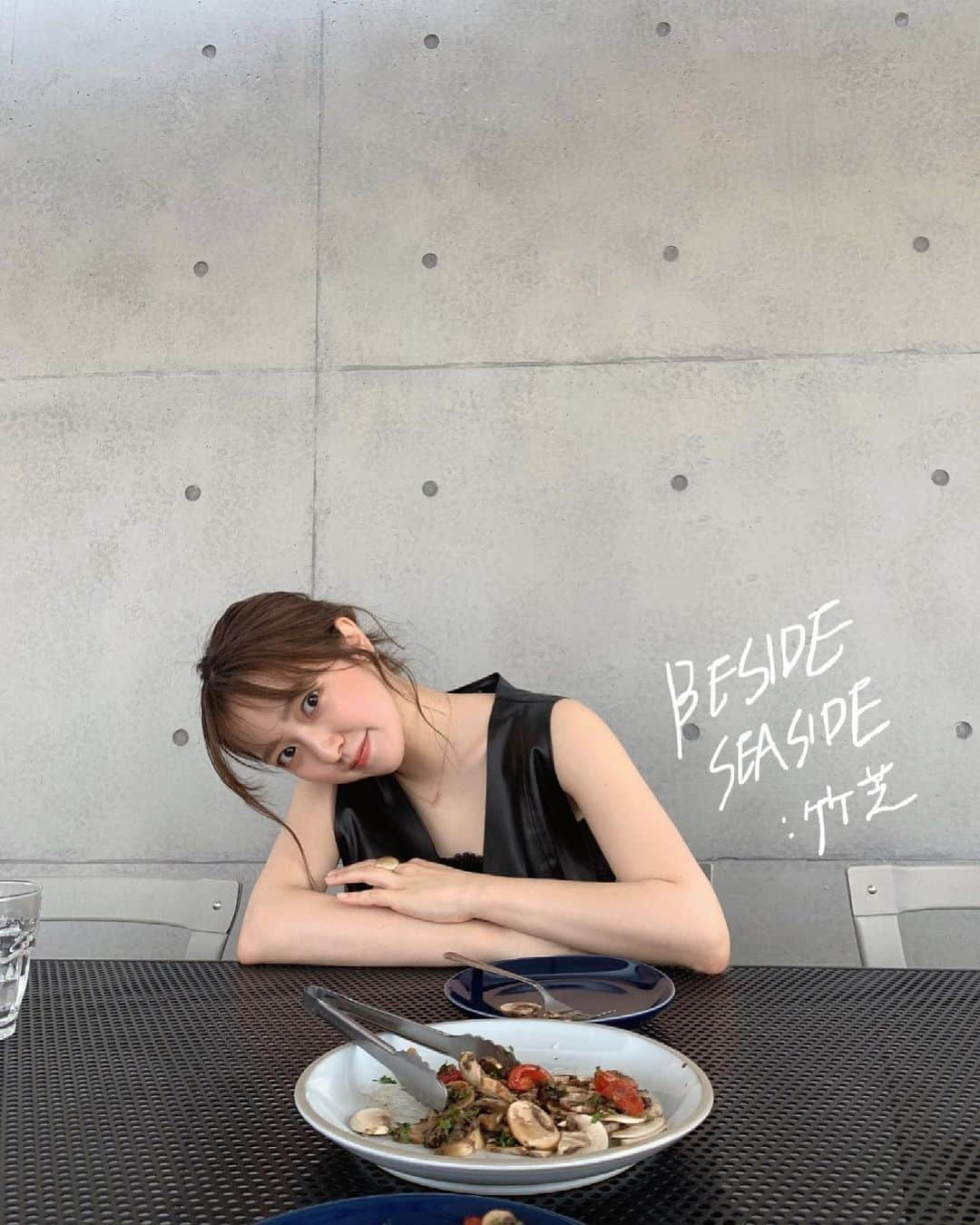 大野愛友佳さんのインスタグラム写真 - (大野愛友佳Instagram)「海が見えるとこでテラスランチ⛱🍴  竹芝 / Beside Seaside lunch ¥2000〜  注文したのは、 マッシュルームとアンチョビの前菜 濃厚カルボナーラ 海苔と青み野菜のパエリア 塩キャラメルのチョコパフェ🍨  帰りに紅茶をテイクアウト。  こういう静かでのんびりできる場所がすき。  ランチの後、竹芝からお台場まで水上バスがでてたから いきおいで乗車して気分転換〜🛳  海の風感じれるのが幸せ🌞  #besideseaside#竹芝ランチ#海の見えるカフェ#テラスランチ#浜松町ランチ#テラス席#テラス席ワンコok#水上バス」6月2日 0時08分 - ohnoayuka