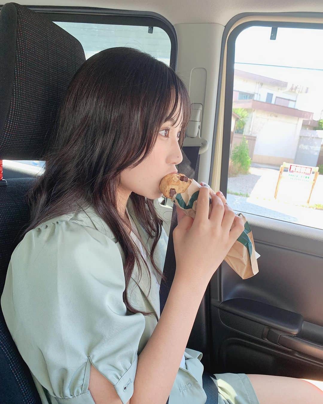 宮丸くるみのインスタグラム：「スタバのチョコレートチャンクスコーンしか勝たん。  ・ ・ ・  #リリバリ #lilyofthevalley #idol #アイドル #スタバ #チョコレートチャンクスコーン #ドライブ #車 #18歳 #ロングヘア #黒髪 #巻き髪 #ぱっつん前髪 #シースルー前髪 #セットアップ #jouetie」