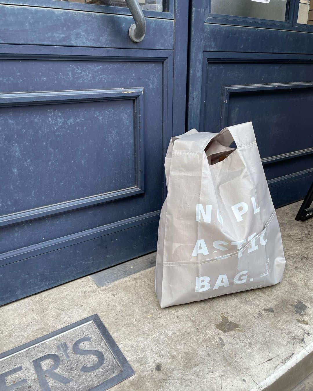 蒼あんなのインスタグラム：「100% Recycle PET reusable bag! 🌿💓  @ethicaltomorrow 再生PET100%のエコバッグ！🌿 これ畳むと小さいのに、広げるとすんごい大きくて買い物で入りきらなかった事ないからオススメ！👍✨ カバン小さい時はバッグに引っかけてる🙆‍♂️❤️ どんどん地球に優しい生活に変わっていきますように🌳☺️💓  #エコバッグ #エコ #再生pet」