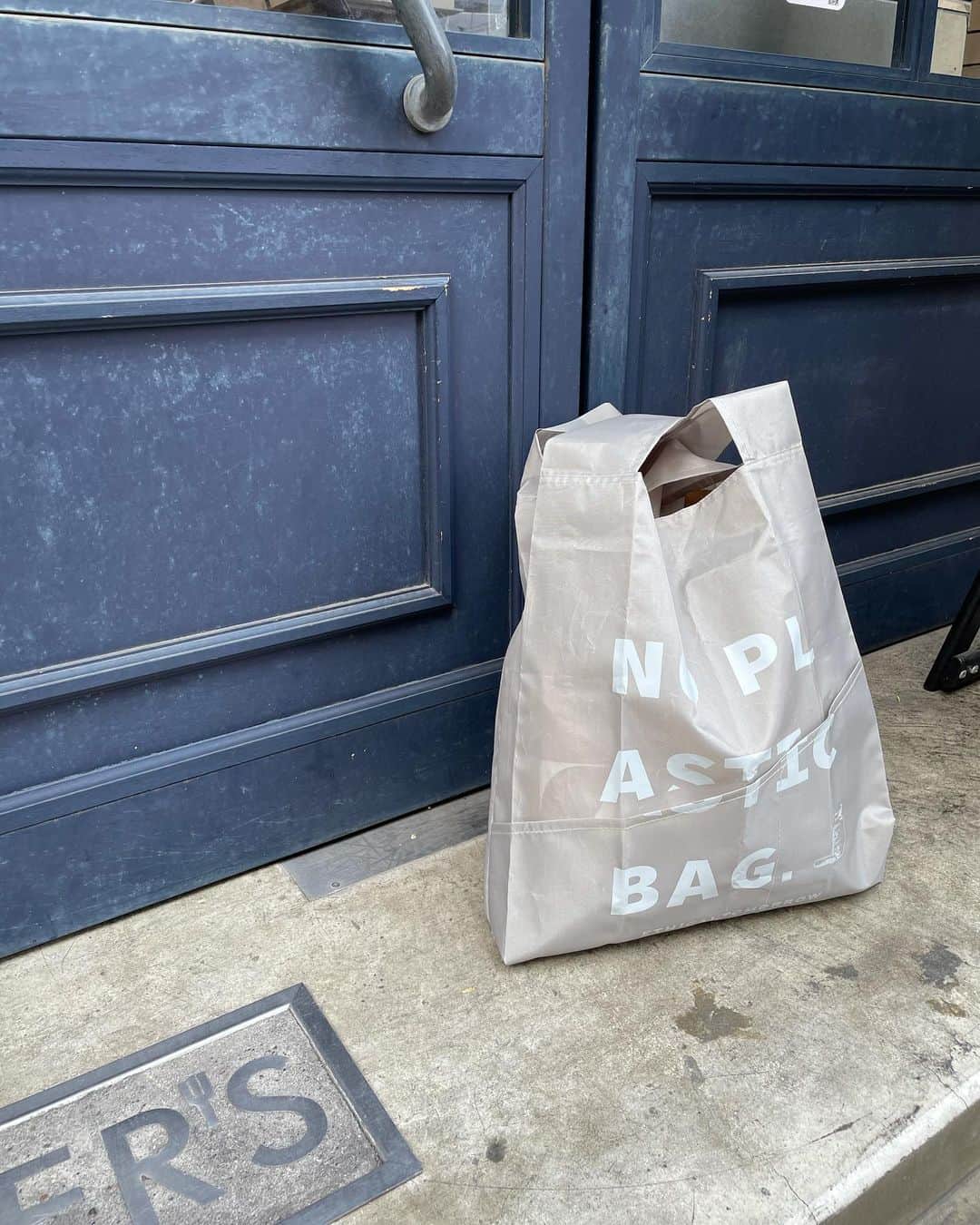 のインスタグラム：「100% Recycle PET reusable bag! 🌿💓  @ethicaltomorrow 再生PET100%のエコバッグ！🌿 これ畳むと小さいのに、広げるとすんごい大きくて買い物で入りきらなかった事ないからオススメ！👍✨ カバン小さい時はバッグに引っかけてる🙆‍♂️❤️ どんどん地球に優しい生活に変わっていきますように🌳☺️💓  #エコバッグ #エコ #再生pet」