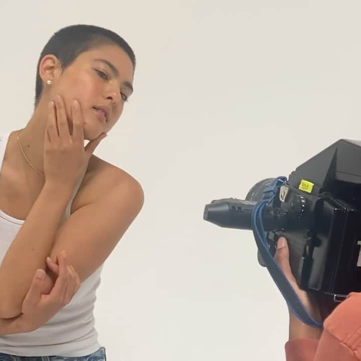 glorianotoのインスタグラム：「Share if you love this clip 🥰 words of pride 🌈 @idealblackfemale - a sneak peek into our @noto_botanics pride campaign 🙌 feeling really powerful and really honest -  This 🌈 is NATURAL. Thank you to everyone involved in making this celebration at NOTO come to life. Stay tuned to see some posters around town in LA 😏 Thank you @simone.niamani @adrielvvv @hey.mo.hey @cicibosco for your extra support and creative gifts. 🙏」