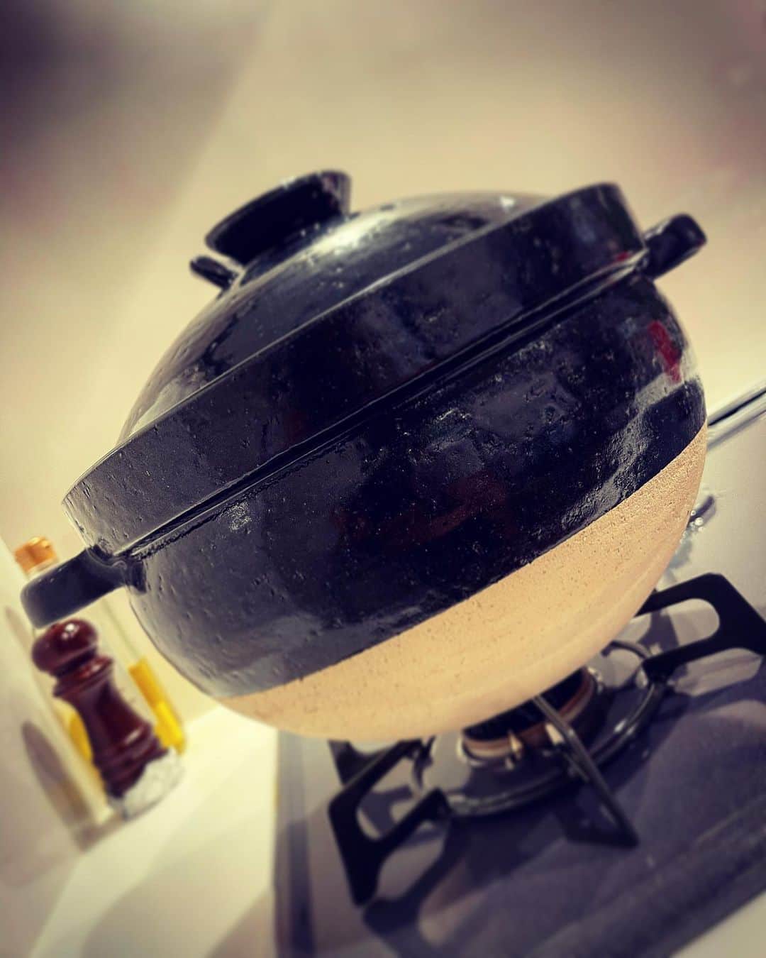 河井ゆずるさんのインスタグラム写真 - (河井ゆずるInstagram)「これからは土鍋でご飯を炊く事にしました。  ですので、コロナ明けでお家に遊びに来てくれるみんなには白米をふるまいたいと思います。  ただこの土鍋、五合も炊ける大きな土鍋です。思いつきで買ったもののこれをしまって置く場所を考えてませんでした。出しっぱです。邪魔です。『あっちに置こうかな。こっちに置こうかな。』土鍋を持ちながらキッチンを右往左往。7kgあります。もう、ちょっとだけ後悔してます。  でもこの小さな後悔を吹き飛ばしてくれるくらい美味しいご飯が炊けるはずと信じて今日は寝ます。  また追ってご報告させて頂きます。  皆さん、明日もどうか素敵な一日を🍚」6月2日 2時04分 - kawaiyuzuru