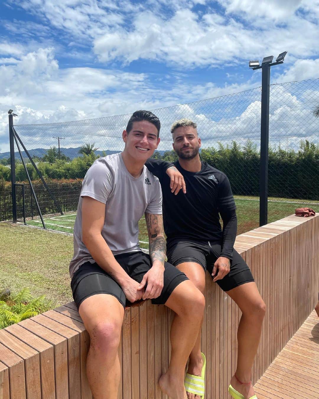 のインスタグラム：「Colombia en la casa. 🇨🇴 buenos pases te di hoy @maluma 👍🏼😂⚽️」