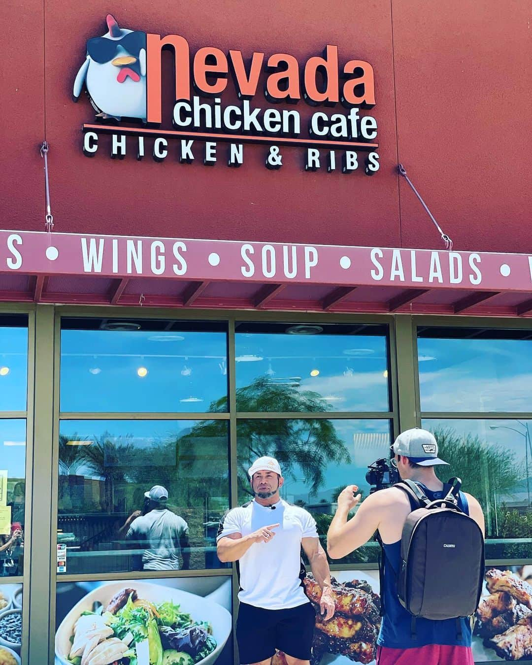 村主章枝さんのインスタグラム写真 - (村主章枝Instagram)「Hide’s filming day👍🏻 His restaurant filming always makes me hungry😓 Thank you so much for wonderful foods @nevadachickencafe   ヒデさんの撮影日！ 昨日は、ネバダチキンカフェさん！ それにしても、いつも美味しそうに召し上がるヒデさん…  いつも、見ているだけでお腹が空きます😅 #lasvegas #lasvegasfoodie  #ラスベガス生活」6月2日 2時30分 - fumie.suguri