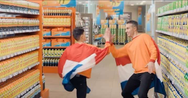 ロビン・ファン・ペルシのインスタグラム：「GOALLL 🦁 Who did it better? @shaqueelvanpersie or me 😜?   Duik nu de @AlbertHeijn in en scoor ook jouw @lipton.nl Heldenshirt. Samen juichen we voor @OnsOranje! Nu met €10 euro korting i.c.m. diverse actieproducten!」