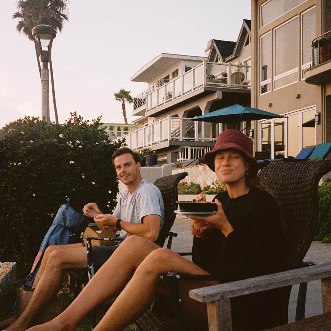 ケルシー・ロビンソンのインスタグラム：「Hey it’s this guys birthday ❤️❤️  if you haven’t heard, Brian has been working so hard to create @newnativecamping. Sprinter vans you can drive all across America. Highly recommend renting one and living the #vanlife 🌸🍄🌙💕🤍🌞」