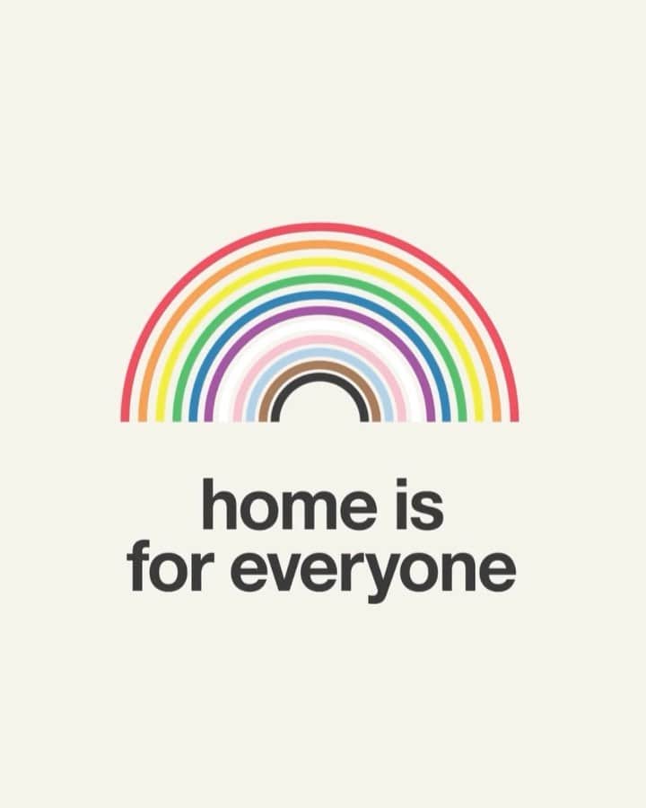ジャスミン・トゥークスのインスタグラム：「Regardless of who you are, who you love or who you’re raising—home should be a place of acceptance for all. 🌈 #HomeIsForEveryone is our initiative to share messages of hope & create safe spaces for the LGBTQIA+ community, in partnership with @itgetsbetter. Get involved at crateandbarrel.com/pride. 🏳️‍🌈   → Plus, we put together 5 ways to celebrate #Pride month at the link in bio—from conversation starting books to fun activities & crafts. #PrideMonth #Pride2021 #ItGetsBetter #CrateandBarrel #CrateandKids」