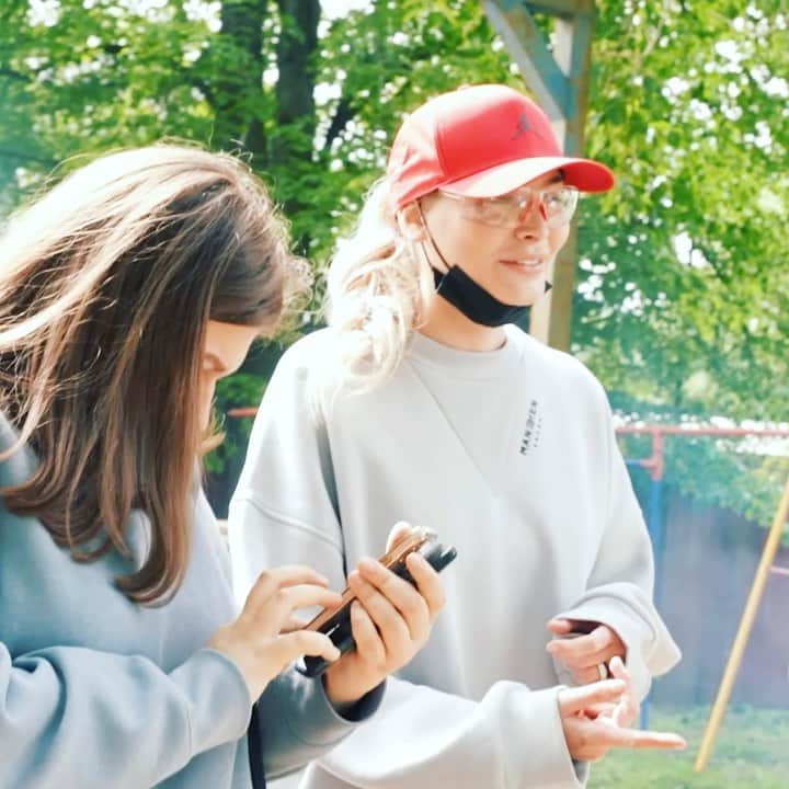 Alena Shishkovaのインスタグラム：「Цель нашей поездки была не только в оказании помощи Переславль-Залесскому детскому дому.  Мы хотели провести там серию мастер-классов, нацеленных на социализацию детей и подростков. Чтобы они, задумались и ясно почувствовали, что у них есть масса  возможностей в жизни. И это не советы из серии «стань тиктокером».  Мероприятие было накануне 1 июня, Дня Защиты Детей. В наше время детей нужно защищать не только от вредного и опасного контента, но и от внутреннего одиночества. Внутренне  одинокие дети ищут любви в Тик-Токе, пытаясь привлечь внимание. Ау! Мы здесь. Мы умеем так и вот так! Вопрос про вечно занятых родителей и одиноких детей сейчас, в посткарантинном пространстве, актуален, как никогда.   С нашими новыми знакомыми было трудно расставаться, поэтому мы с командой людей, которых я отмечу ниже, уже придумали много всего, что мы ещё можем сделать для воспитанников Переславль-Залесского детского дома.  А пока мы веселились на пикнике, играли в футбол, мероприятие превратилось в прекрасный праздник!!! Еще раз всех С Днём Защиты Детей🎉 Спасибо всем причастным:  @mariapoga_ @milana_tulpanova @dunaevskaya_ @_boshyan_ @elastobeauty_zalina  @yanakova_yana @malena_m @eno_nikolaeva @dinatimer @privalova_a И фонд @fundnr   #помогатьлегкоглавноеначать#fundnr」
