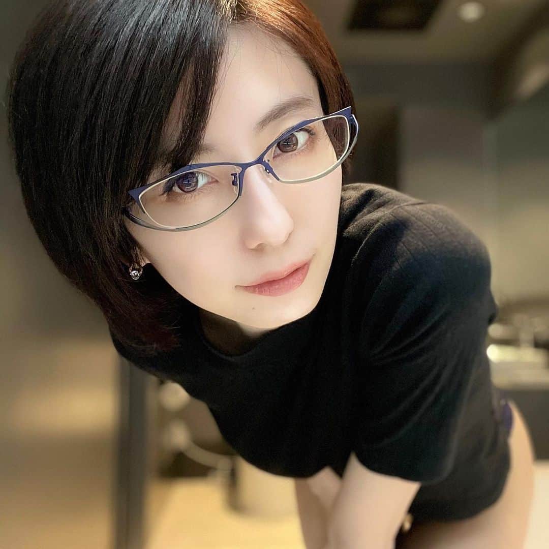 のインスタグラム：「🤓 ・ ・ ・ #portrait #shotting #Japanesegir #followme #selfie #ショートヘア  #自撮り #グラビア #眼鏡 #被写体 #セクシーショット #セクシー女優 #痴女優 #痴女 #乃亜 #インスタグラビア」