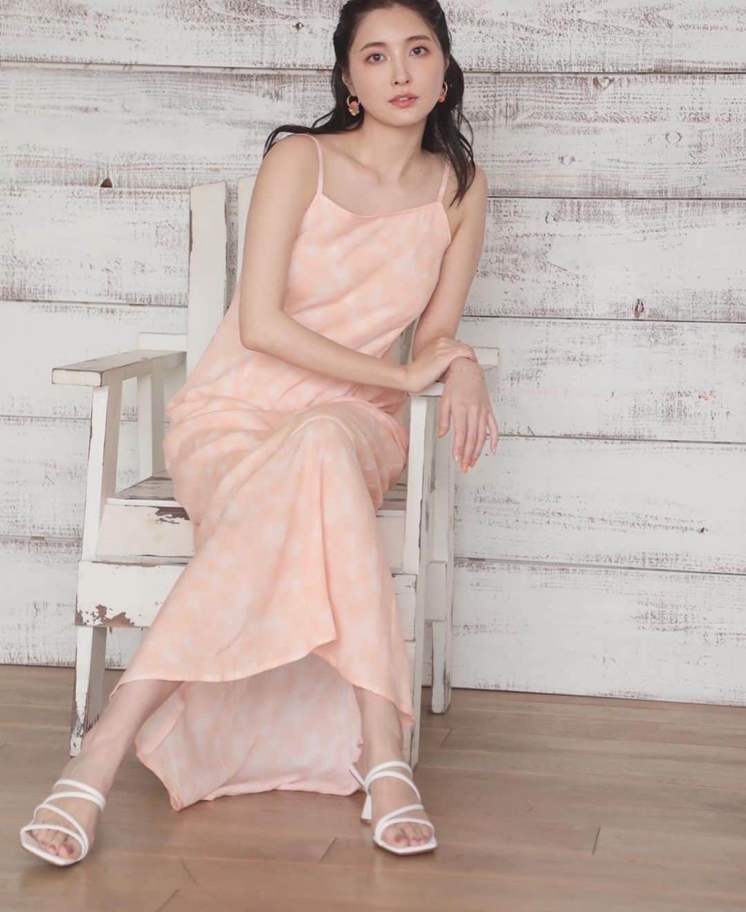 大石絵理のインスタグラム：「タイダイワンピ、淡くて水彩画のようでお気に入り🧡 一枚でも、トップスきてもかわいいです🍊❤️ すごく柔らかくてきもちいい生地でつくりました🥰 先行予約はじまりました💗」