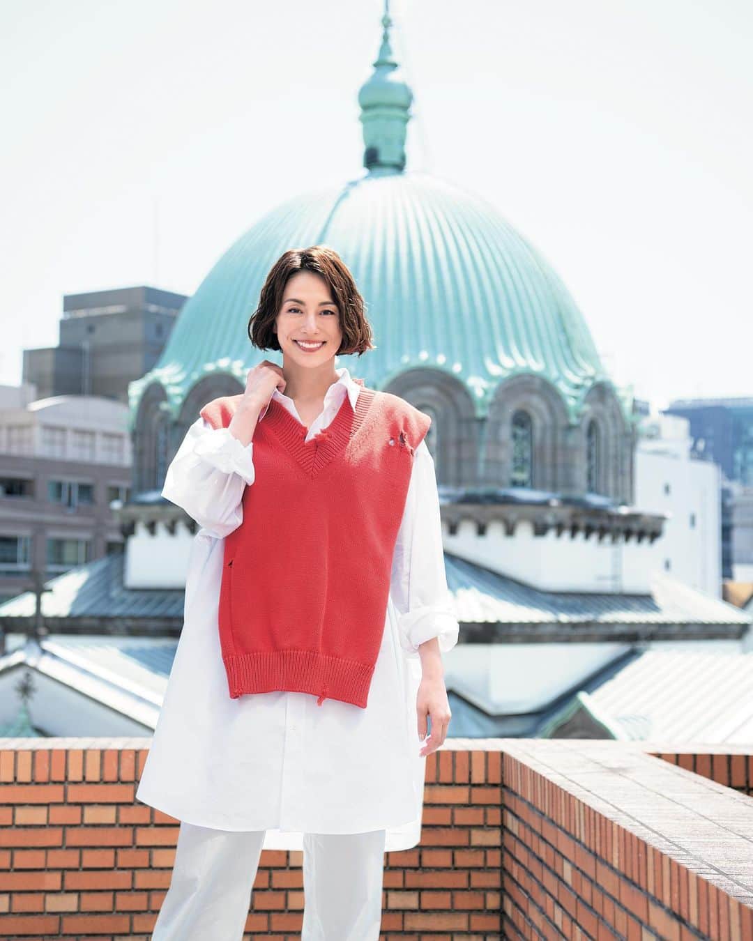 米倉涼子のインスタグラム：「みなさんこんにちは^ ^﻿ 昨日発売の﻿ 『家庭画報』7月号で、﻿ 第３回目の「米倉涼子の気になる医学」が掲載されました﻿ 今回は『目👀』がテーマです！﻿ ご興味のある方はぜひ！﻿ では今日もみなさんにとって安全で良い一日になりますように😚﻿ ﻿ Hello all!﻿ July issue of KATEIGAHO is out now, featuring ‘Ryoko Yonekura’s Fascinating Medical Facts Part 3 - Eyes.’ ﻿ Check it out if you’re interested! ﻿ Stay safe and have a good day~😘  @kateigaho  @nomuramasashi_stylist  @ikue322」