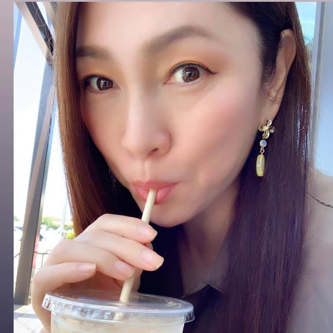 田中悦子さんのインスタグラム写真 - (田中悦子Instagram)「SAのスタバにて  #スタバ #スターバックス #安定の #ホワイトモカ #母娘デート  #ドライブ」6月2日 7時09分 - etsuko.reborn25