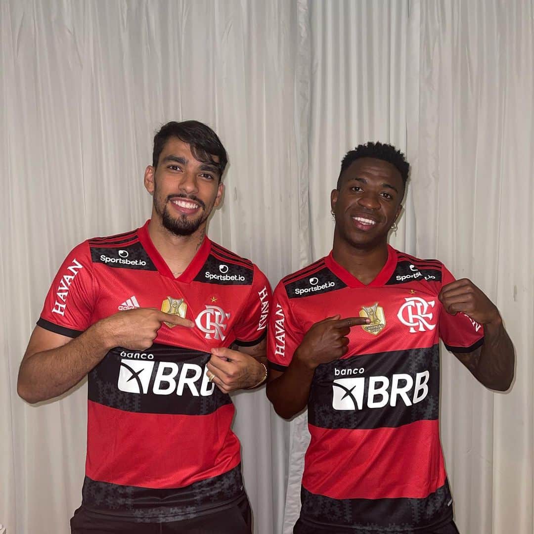 ヴィニシウス・ジュニオールのインスタグラム：「Sei que não existe, história de amor mais bonita... @flamengo ♥️🖤」