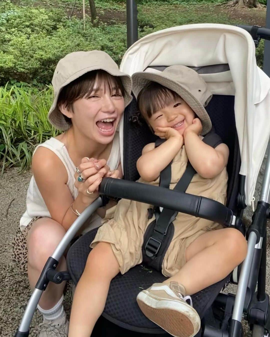 長谷川あやのインスタグラム：「🌞🌞🌞#2歳#2歳0ヶ月#赤ちゃんのいる生活#pr#新米ママ#女の子ママ#小夏のいる生活 ・ ・ ・ 娘とお散歩タイム👩‍🦰👧✌️💓 ・ お散歩のお供は ベビーカー嫌いの娘が 乗れるようになったきっかけのバガブー6✨ @bugaboostrollers @bugaboojapan ・ 相変わらずパパに激似な娘だけど 眠いときと機嫌悪いときは ほんと自分そっくりだな〜と思います。笑 ・ #sponsored#castme_jp#mybabymademedoit#bugaboostrollers#バガブー#ベビーカー#ベビーカー選び#ママファッション」