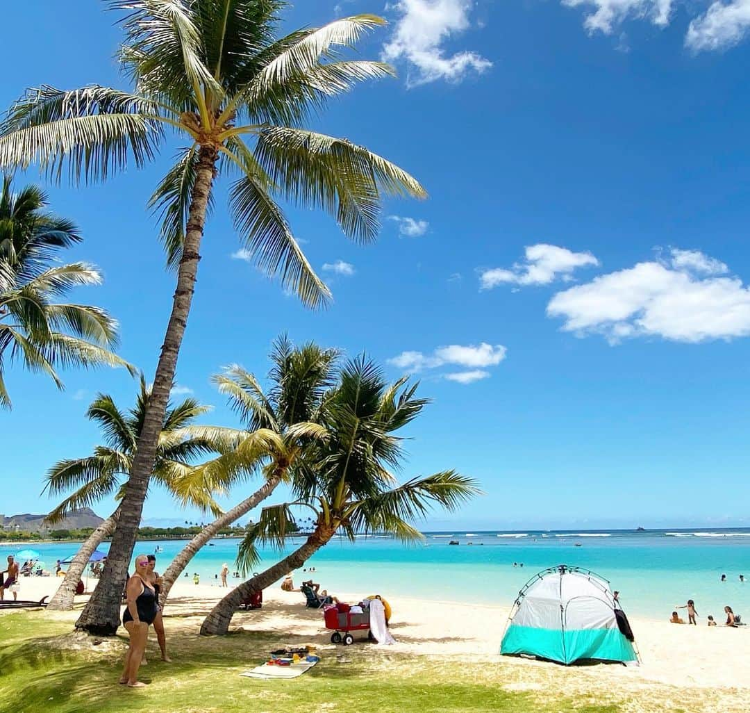 マキ・コニクソンさんのインスタグラム写真 - (マキ・コニクソンInstagram)「Good morning from  Ala Moana Beach Park!! ⛱  今日も太陽の光が眩しくて目が開けられないぐらいいいお天気！☀️😎 いよいよハワイに夏到来！  ハワイの海の色がエメラルドグリーンからターコイズグリーンに変わって本当に大好きな色のグラデーション！😘😘  今日もやる事だらけだけど 一つ一つ丁寧にこなします！ 最近モヤモヤする事があったけど楽しい事があると嫌な事とかどこかに飛んじゃう！💨  今日もいつも通り お互いハッピーマインドでワクワクな 一日を過ごそうね！🤗 そして！脳をポジティブ脳に切り替えよう！  ストーリーを見てね！ 目を瞑って波の音を聞くと そこにいる気分になるよ！⛱  #エアハワイ🌺  #ハワイのおすそ分け🤙🏼  #気持ちだけでもハワイ😊  #ワクワクする事を考えようね！ #ポジティブ脳に切り替える事が大切！ #エイっ！💪🏼」6月2日 8時22分 - makikonikson