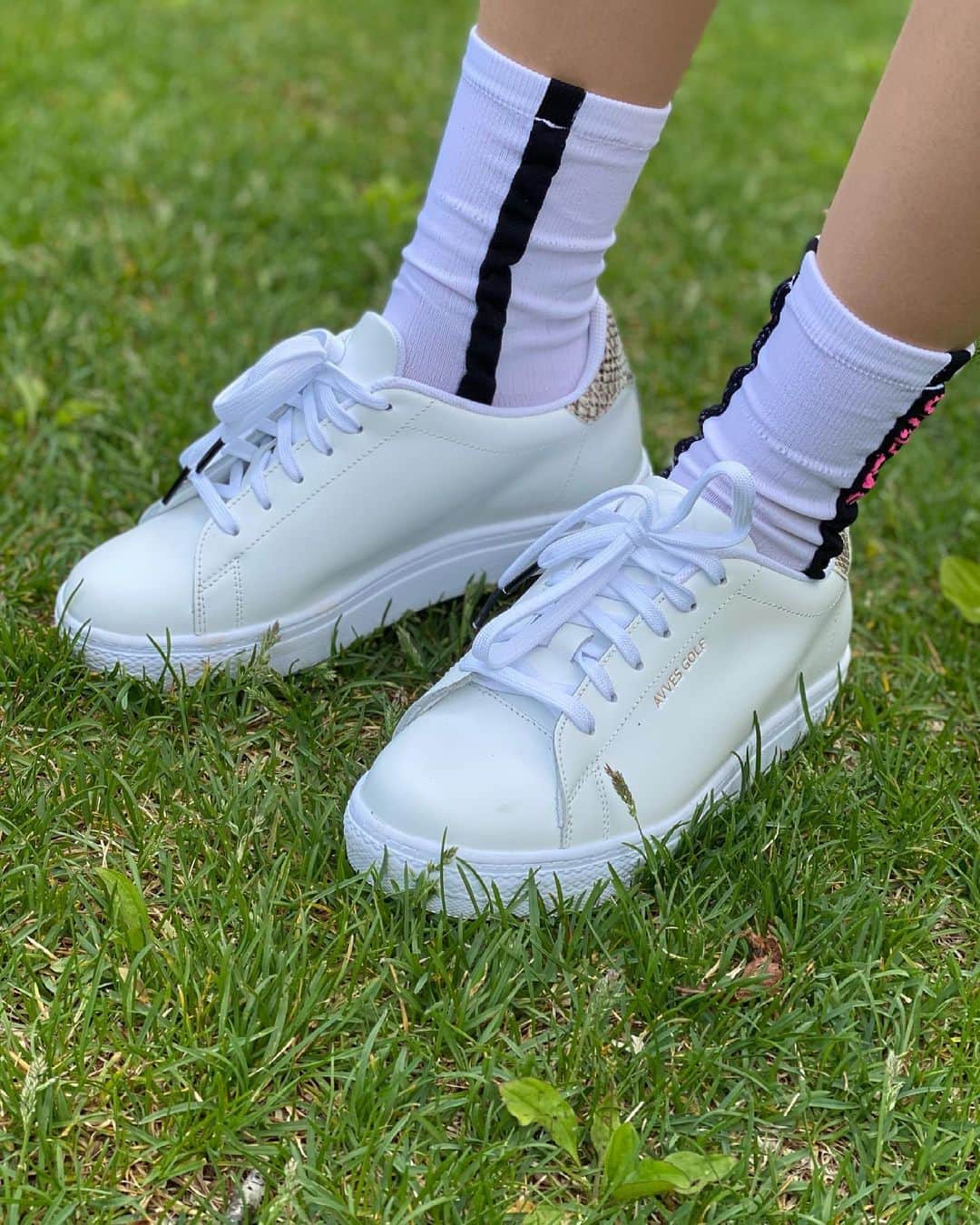 RIKAのインスタグラム：「. 可愛いゴルフシューズ発見❤️ @avvesgolf.ltd  . 普通にスニーカーとしても履けるしちょっと厚底だからスタイル見せも良くなるよ☺️💕 . ずっと使ってるけど疲れないし履き心地もいいです🙆‍♀️ . みんなのこだわりのゴルフシューズも教えてねー☺️✨ . . . #ゴルフ#golf#⛳️#ゴルフ女子#ゴルフ好き#ゴルフウエア#ゴルフコーデ#ゴルフスイング#골프 #골프웨어 #골프스윙 #여행 #해외여행 #골프스타그램 #골프중독 #와인 #소주 #좋은시간#ゴルフシューズ#靴#avvesgolf」