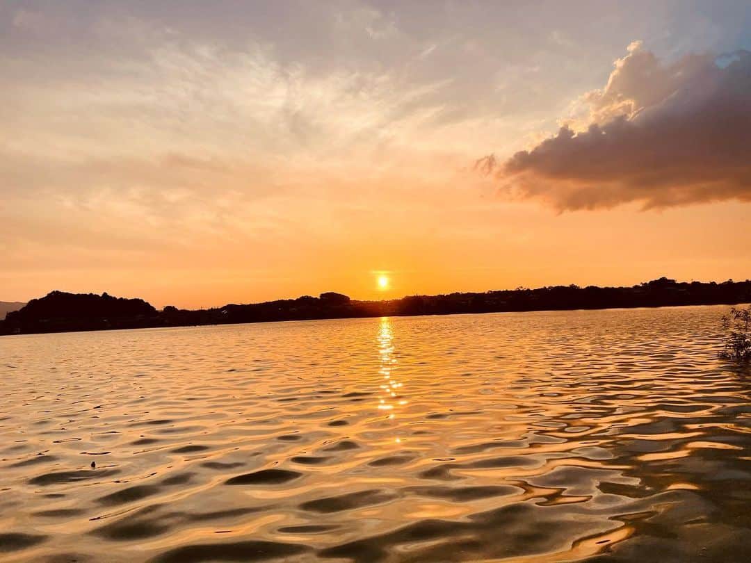 のインスタグラム：「落日 きのうのこと ひとり　たたずむ　 とっておきの時間  1300年前と きっと変わらぬ 夕陽なんだなぁ  A setting sun things from yesterday one person  standing a special time  A setting sun that surely hasn’t changed for 1,300 years  #音を観る #写経の帰りに #出逢う #watchingthesound  #cominghomeaftercopyingsutras  #meeting」
