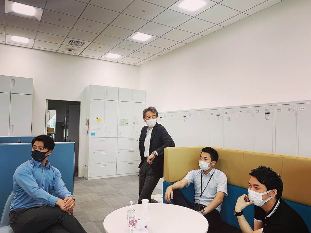 読売テレビアナウンス部のインスタグラム：「かっこよさげな写真をとるため頑張ったけど、、背景を選ぶべきでした笑  アナウンス部にいた先輩後輩に 協力してもらいました🤣  ※撮影の時だけ静かに集まってすぐ解散しました！  by澤口」