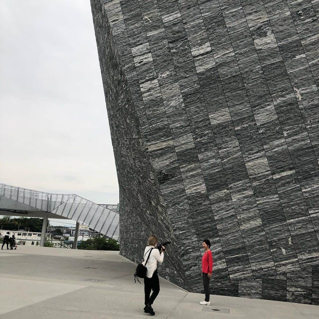 宮崎美子さんのインスタグラム写真 - (宮崎美子Instagram)「さて、皆さん、ここはどこでしょうか？  YouTube『よしよし。』をご覧いただいた方はもうご存知ですね。  そうです！行ってきました！あの、角川武蔵野ミュージアムです。  立派な巨大な石の建物です。  YouTubeでは、今週、来週とこの建物の中をご紹介します。 もちろん、あのアーティストが、年末の大きな歌合戦で中継をされた、あそこにも潜入しますので、是非、YouTube『よしよし。』をご覧ください。  #角川武蔵野ミュージアム #youtube #宮崎美子」6月2日 9時29分 - miyazakiyoshiko.official