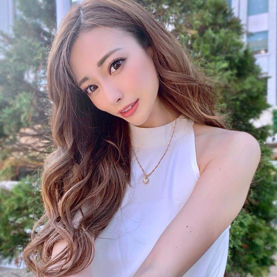 華沢友里奈のインスタグラム：「最近雰囲気かわった❤️  少しずつナチュラルメイクに チャレンジ中🙋‍♀️✨  派手なメイクも好きだけどね❤️ そして派手なメイクやめたわけでもない🤣 気分で変えれるように練習🙋‍♀️✨  そしてマツエクのデザインも 久しぶりに変えたの❤️  マツエクメンテナンスで8ist行ってきました❤️  デザイン詳細👇👇  今回はフラットラッシュ200本 長さ//10mm.11mm デザイン//SDカール(0.15)  前よりも長さを短くしてカール感も強くていい感じ❤️✨  @8ist8  いつもありがとうございます❤️  そして髪色も日にちだってさらに良くなってきた❤️  エクステも自然だし @ankhcross_wataru   いつも素敵なヘアーにしてくれてありがとう❤️  @ankhcross_official   @blackdia_ocean  #マツエク #パリジェンヌラッシュリフト  #フラットラッシュ #ボリュームラッシュ  #マツエクデザイン #キャバ嬢 #モデル #新宿 #六本木 #歌舞伎町 #8ist #ヘアー　#美容室　#アンククロス　#followｍe」