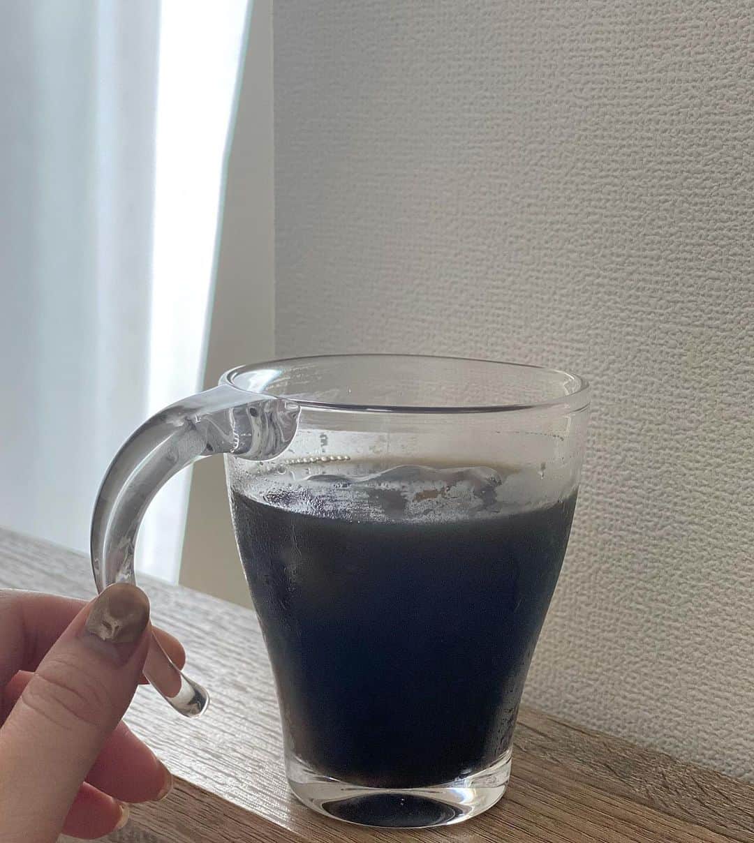 金澤葵さんのインスタグラム写真 - (金澤葵Instagram)「朝はラテよりブラック派だから C COFFEEが最近の日課🌿  炭の感じがさっぱりしていて 普通のコーヒーより飲みやすいから ラテ派の人も飲めそう.  炭って美容に良いって聞くし、 コーヒー好きだから嬉しい~  @runway_channel とタイアップで 初回¥1,944でお試し出来ます☁️」6月2日 10時23分 - aoi_kanazawa