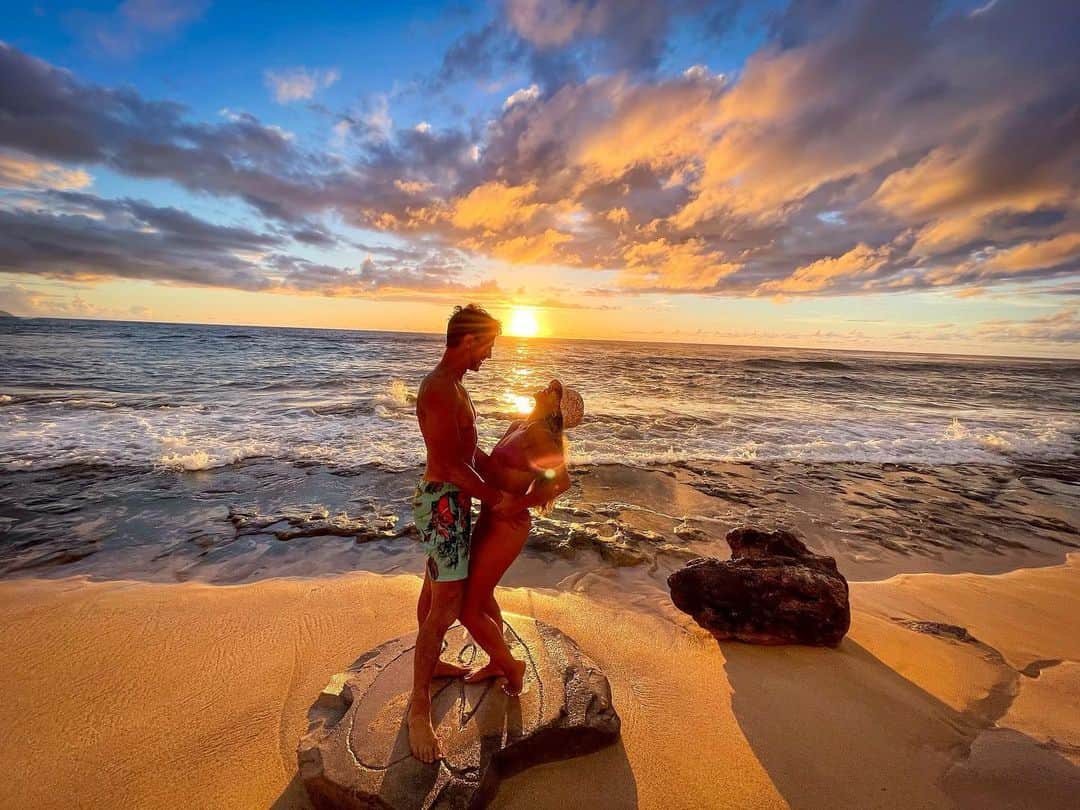 ジーナ・ロドリゲスのインスタグラム：「Sunsets in Oahu #directing」