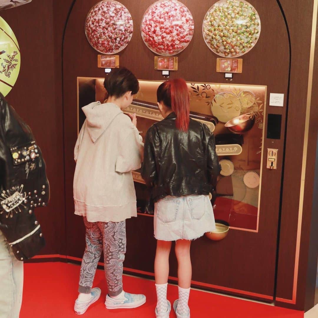 雅-MIYAVI-さんのインスタグラム写真 - (雅-MIYAVI-Instagram)「Chocolate Heaven! 🍫🍫😍Visited @lindt Tokyo store with these little monsters. We all got so high after the visit haha. Thanks & congrats @lindt_chocolate_japan!!!!! 🎉  祝・リンツ表参道OPEN！ということで、アイリ&ジュエリ先輩たちと突撃お宅(お店？)訪問してきました。  そこは紛れもなくチョコレート天国でした。  色々仕掛けもあって、 楽しくって美味しかった！  お招きありがとうございました🙏🏻🙏🏻 #リンツ」6月2日 10時55分 - miyavi_ishihara