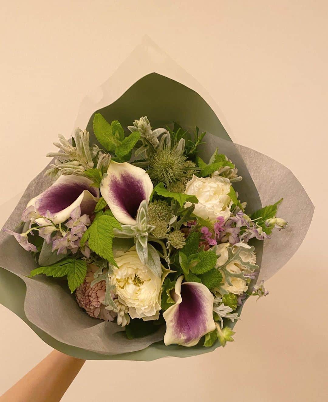 田中里奈さんのインスタグラム写真 - (田中里奈Instagram)「今週のお花は、昨日の夜、長年の友人真央からサプライズで届いたブーケ♡  真央が私をイメージして親戚のお花屋さん @keita___yamazaki にオーダーしてくれたみたいで、ちょうど最近買って我が家にいるカラーっていうお気に入りのお花が同じ色のものが入ってて（3,4枚目参照）シンパシー感じるねって😍 同じ種類で同じ色のもの選ぶって中々ない…！！  ついでに真央が昔一緒に仕事でラスベガスに行った時の懐かしいチェキの写真を送ってくれたので、それも載せておきます♡ ひたすらメイク濃いあの頃…！  さーて今日はリモートの打ち合わせが多い日なので、 お花を眺めながらお仕事しよっと☺️ 今日も素敵な一日になりますように。  #それぞれのお花や花瓶はタグ付けしてます #今週のお花 #花のある暮らし #flowers #flowerstagram」6月2日 10時59分 - tanakaofficial