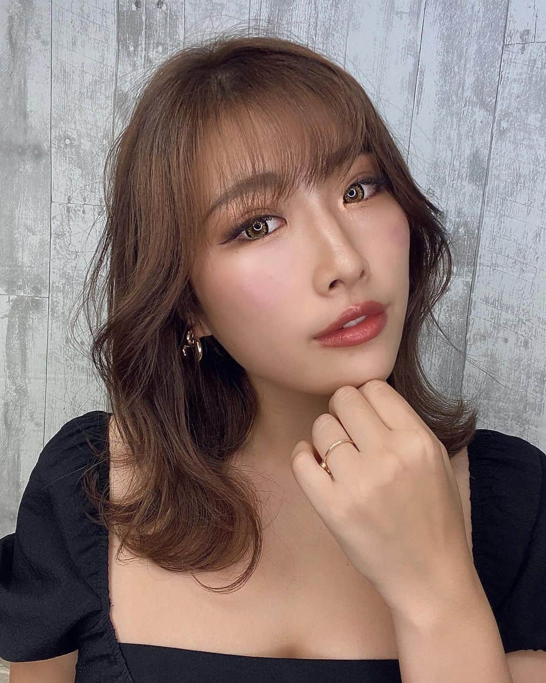  りさぶーのインスタグラム：「プロのメイクさんにして頂くと 顔がくっきり😳！全然違う🥱 #ハーフメイク #ワンホンヘア」