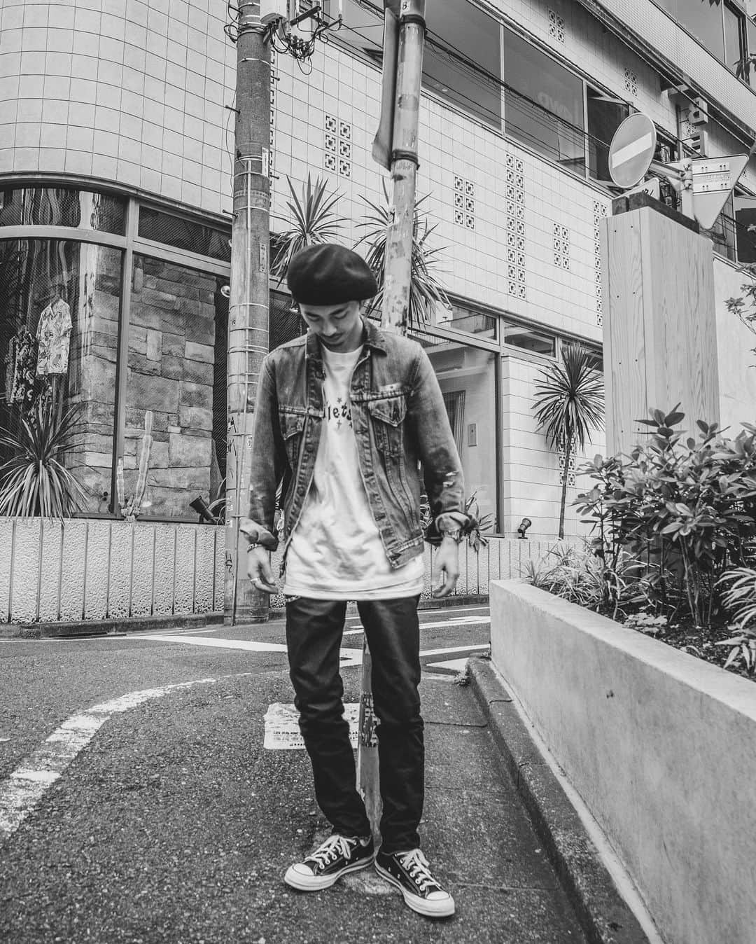 雄三 雨宮さんのインスタグラム写真 - (雄三 雨宮Instagram)「today's outfit  #デニムジャケット @market_japan_tokyo  #levis #リーバイス #古着 #vintage  #インナー #フェスT #used #ブラックデニム　 #rottweiler  スニーカー #ct70   #メンズヘア #メンズファッション #メンズパーマ #メンズ髪型 #メンズヘアカタログ #メンズモデル #雨宮雄三#雨スタ」6月2日 11時09分 - amezooon