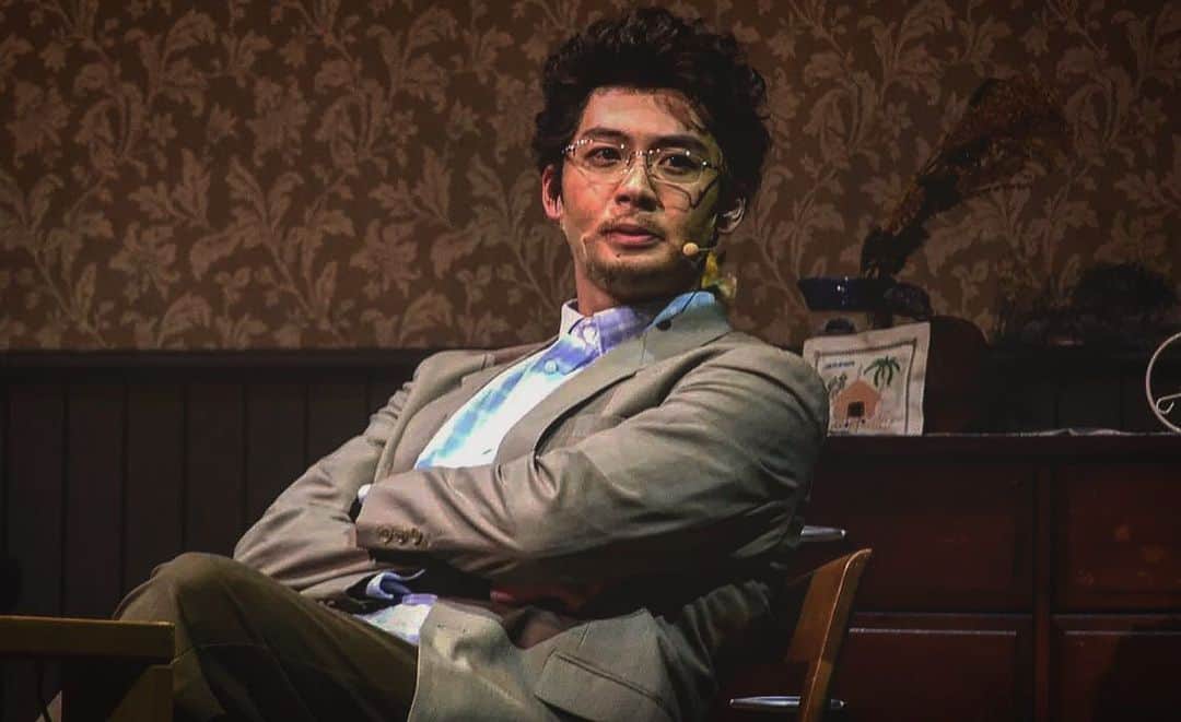 竹内涼真のインスタグラム：「35歳　マイク  これちょっと自分の父親に似てるんだよな…。  不思議」
