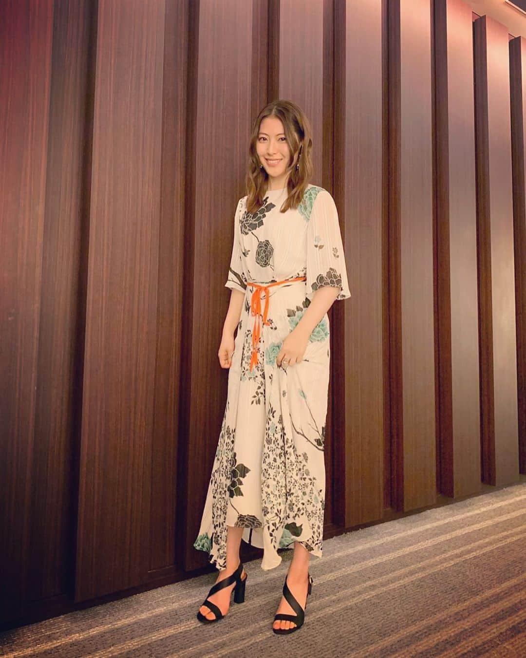 瀧本美織のインスタグラム：「🤍🧡 先日の「HOKUSAI」初日イベントでのお衣装。 映画に合わせて和柄を選んでみました。 素材、ディテール、とても素敵でした。  earring @mex_handmade 💍 @seasukii_jp   #映画  #hokusai   #和  #和柄  #花」