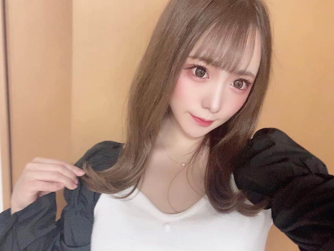 のインスタグラム：「6月突入したね♡ . . そぉいえばだけど少し前に髪の毛15センチ近く切りました✂︎ あんま変わらなくて気づかれないけどwww . . #selfie #me #japan #girl #自撮り #美容院 #カット #セミロング #ミディアム #ミディアム外ハネ #アラサー #girly #instagood #likeforlikes #followme #フォロワー増やしたい」