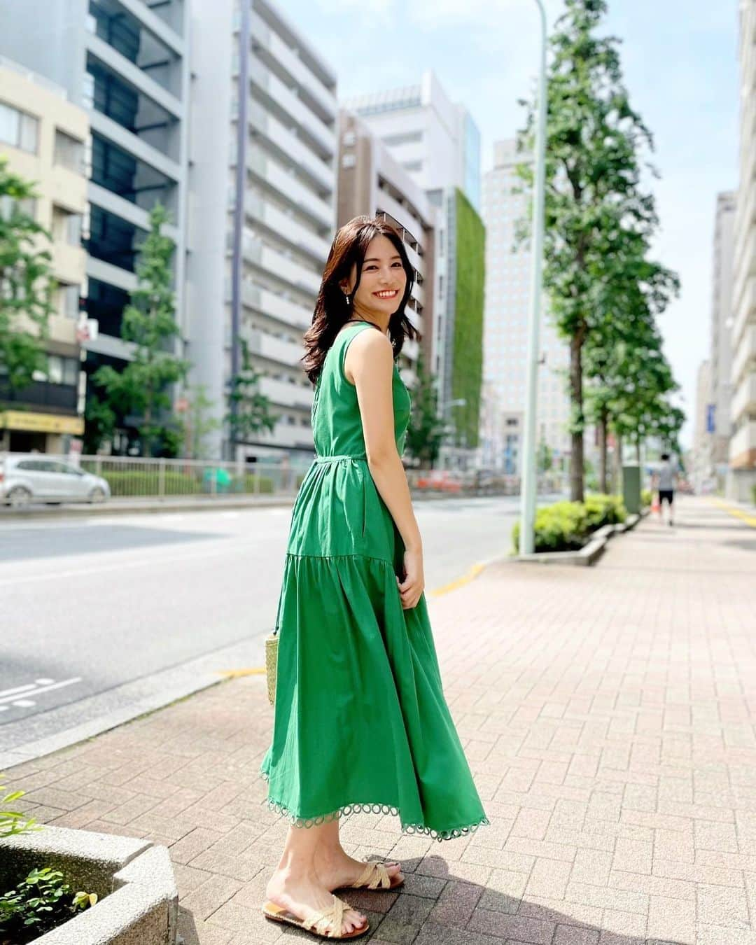 石井里奈さんのインスタグラム写真 - (石井里奈Instagram)「こんにちは☀️ . 先日の @classy_mag_insta 撮影の1コーデ目の私服コーデ👗❤️ . @jusglitty_official の展示会で一目惚れしていたワンピースをきていきました👗❤️ 綺麗なグリーンが肌も綺麗に見せてくれてパキッとして夏らしさもグンっとアップ💕 . 緑似合うねって言ってもらえてとっても嬉しかったです☺️❤️ 背中のギャザー感、後ろリボンの感じも可愛くて大好き💚 . 小物はカゴ系素材でまとめてさらに夏らしくしてみました🌻 . dress... @jusglitty_official  bag... @loewe sandals... @zara . そして今夜も @classy_mag_insta のインスタライブで @classy_closet_official 掲載の人気のワンピを着て出演します❣️20時から！ . そのワンピースを私のインスタを見ている人は見覚えがあるはず！色違いで持つほど好きなものなのでぜひ見に来てくださいね♡ . #りなまるコーデ #リゾートワンピ #カラーコーデ #グリーン #緑 #green #jusglitty #ジャスグリッティー #arpegestory #夏服コーデ #夏コーデ #夏服 #ザラ #ザラジョ #ロエベ #loewe #zara #ザラコーデ #かごバッグ #カゴバッグ #コーデ #コーディネート #今日のコーデ #休日コーデ #coordinate #classy__leaders #読モ #読者モデル #撮影 #shooting」6月2日 12時11分 - ri7tin1025