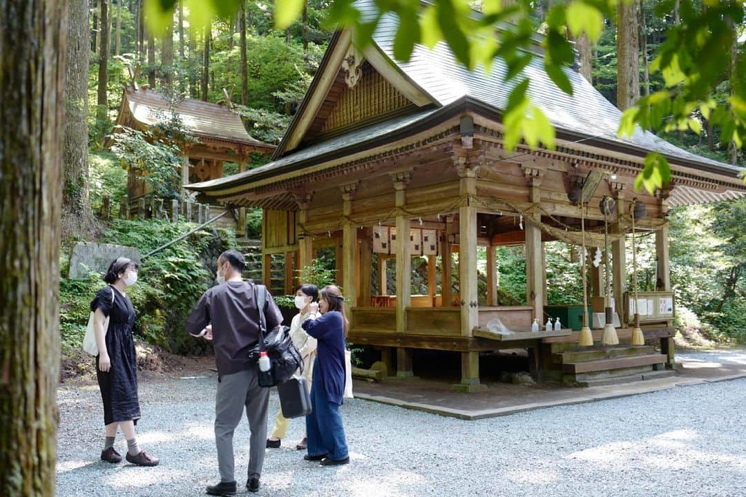 行方 久子 Hisako Namekataのインスタグラム：「. 上色見熊野座神社のステキな拝殿脇でさらに階段を登って岩まで行く、疲れたから無理ーなんてやりとりをしているスタッフたち。笑」