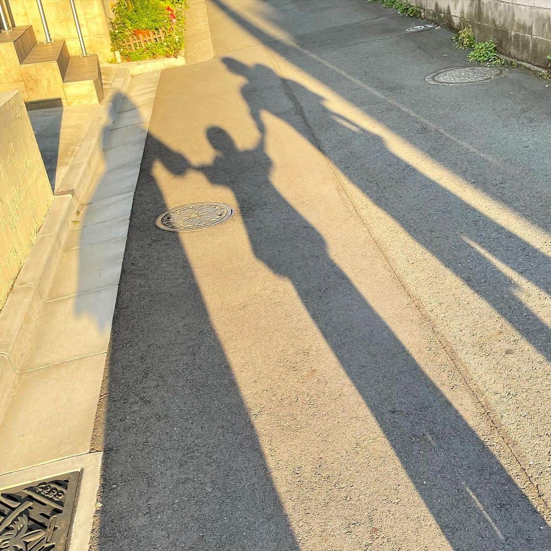 神戸蘭子さんのインスタグラム写真 - (神戸蘭子Instagram)「手を繋いで🤝  #ママライフ　#手繋ぎ　#男の子ママ　#2人育児　#いつかの写真  #親子コーデ  #笑顔」6月2日 12時33分 - ranran0414