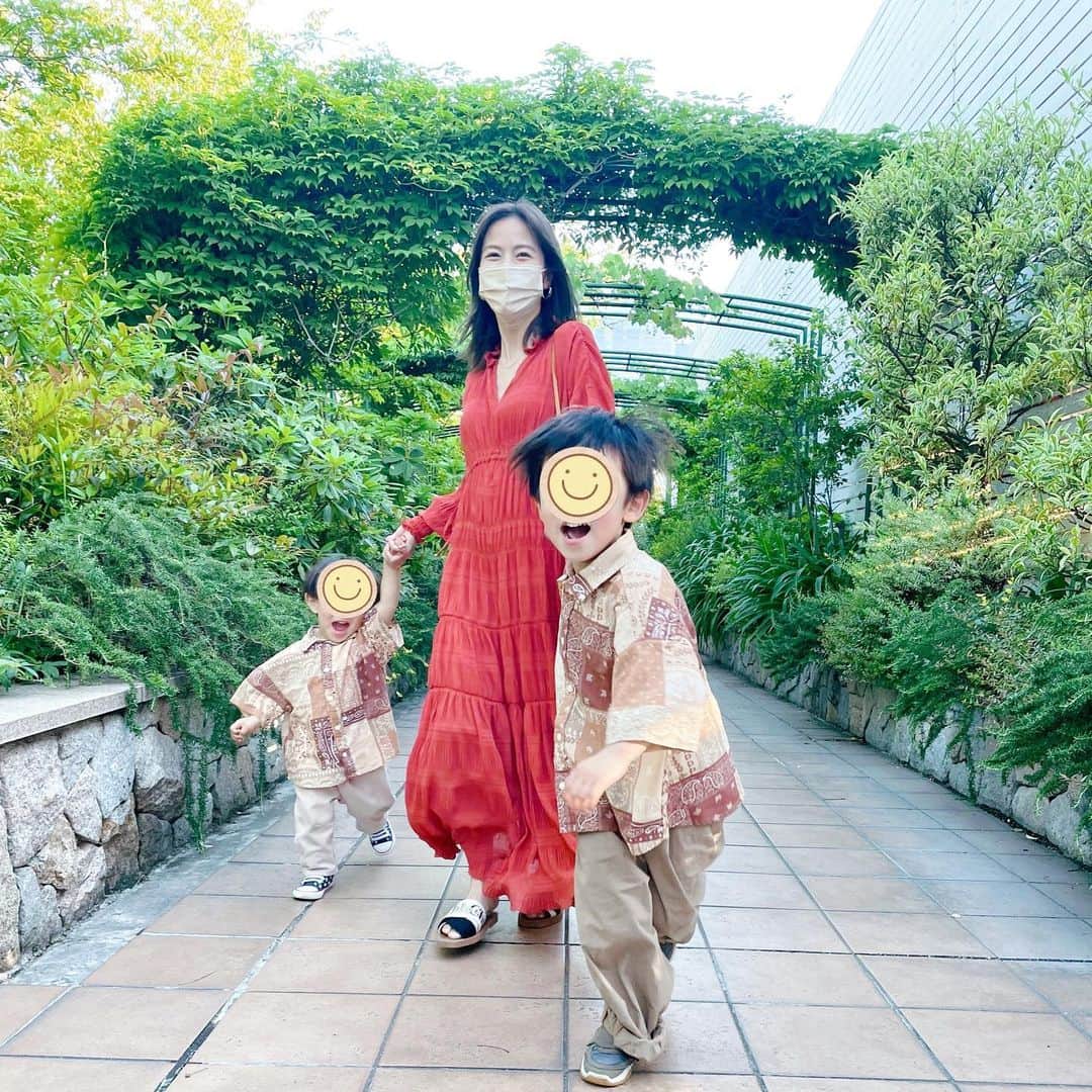 神戸蘭子のインスタグラム：「手を繋いで🤝  #ママライフ　#手繋ぎ　#男の子ママ　#2人育児　#いつかの写真  #親子コーデ  #笑顔」