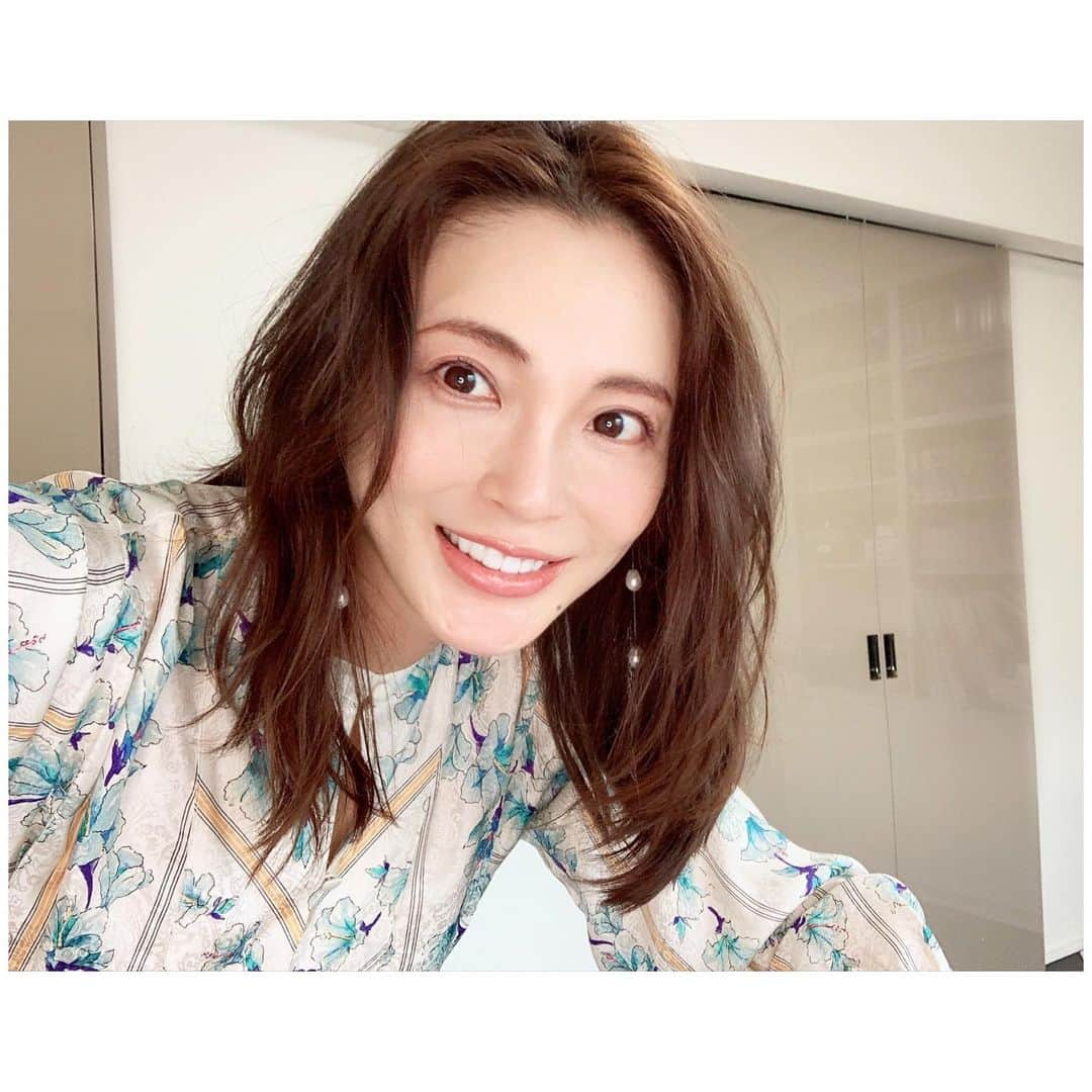 押切もえさんのインスタグラム写真 - (押切もえInstagram)「Thank you for joining my live! I really enjoyed talking with you.  インスタライブに参加してくださったみなさん、ありがとうございます！ 今日も楽しかった♪  今回発表した制作中のアルコールスプレーの完成、どうか楽しみにしていてくださいね。また次回のライブで詳細をお届けします。  ライブ中に質問が多かった私服とコスメは2、3枚目に。  アイシャドウは 6月16日発売 @etvos.jp ミネラルクラッシィシャドー コットンビーチ  リップは @cledepeaubeaute  7月21日発売 ルージュアレーブル ブリアン 212 を塗った後、中央のみに ルージュアレーブル エブルイサン 310 をぽんとのせてなじませて立体感を出しました。 212は色も可愛いし、つやつや・なめらかな質感がとても気に入っています。  今回観られなかった方も、IGTVにアーカイブを残しているのでぜひ観てくださいね。  #igtv #live #アルコールスプレー制作中 #私服 #cosmetics」6月2日 12時46分 - moe_oshikiri