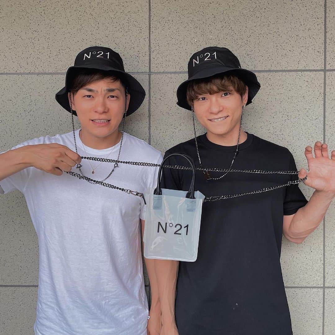 Taki Tanakaのインスタグラム：「ヒロミちゃん♡リポスト  #Repost @twins_tokyo ・・・ 🖤🖤🖤 　👬 🖤🖤🖤  6/1から6/8まで阪急うめだ本店でPOPUPしてるのでみてみてね:-)  #n21 #numeroventuno  #garageventuno #n21veganhandcarekit  #n21xnewera  @numeroventuno  @alessandrodellacqua  @newerajapan  @hankyumode   #ThankYouAlways #Love #なんで咥えちゃったの #ww おふたり共似合ってる♡ #おそろコーデ #好き  #izastagram」