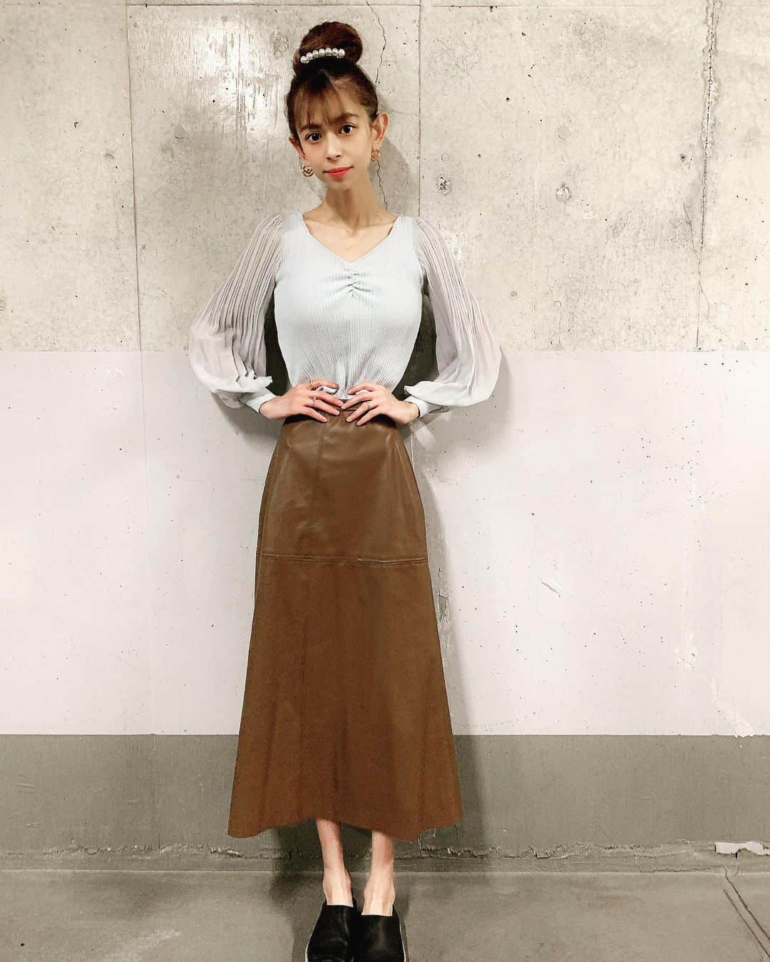 間宮梨花のインスタグラム：「一つ前の記事の私服 swipe👉 #私服 #ロングスカート #レザースカート  #お団子ヘア」
