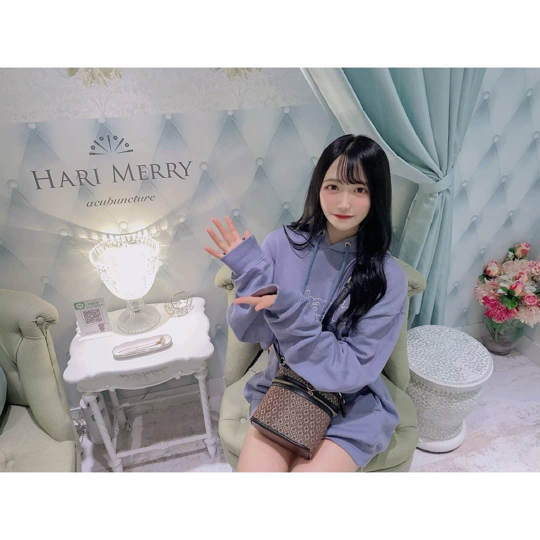 反田葉月さんのインスタグラム写真 - (反田葉月Instagram)「D4FESのライブ前に @harimerry さんへ💎 担当はいつもお世話になってる高橋先生です.ᐟ （ @t.yoshi1997.0508 ）  前の施術から1ヶ月くらい空いたのでやっぱり肩こりとか体もバキバキだったので ボディーメイクで施術してもらいました！ 通ってるといい状態を体が覚えてくれるから、自然といい姿勢になってきてるって言って貰えて嬉しかった～^_^ﾍﾗﾍﾗ  ケータイだったりPCだったりで眼精疲労が酷くて今回はいつも以上にアプローチしてもらって口筋も張りやすいけど前回よりも張りが少ないからいい状態になってきてるの嬉しい^_^  やっぱり体の状態良くなると朝も目覚めやすくなるしすごく助かってます、、、 高橋先生ありがとうございました☺️‪‪❤︎‬  #harimerry #ハリメリー #美容鍼 #ボディメイク」6月2日 13時10分 - tandahazuki_