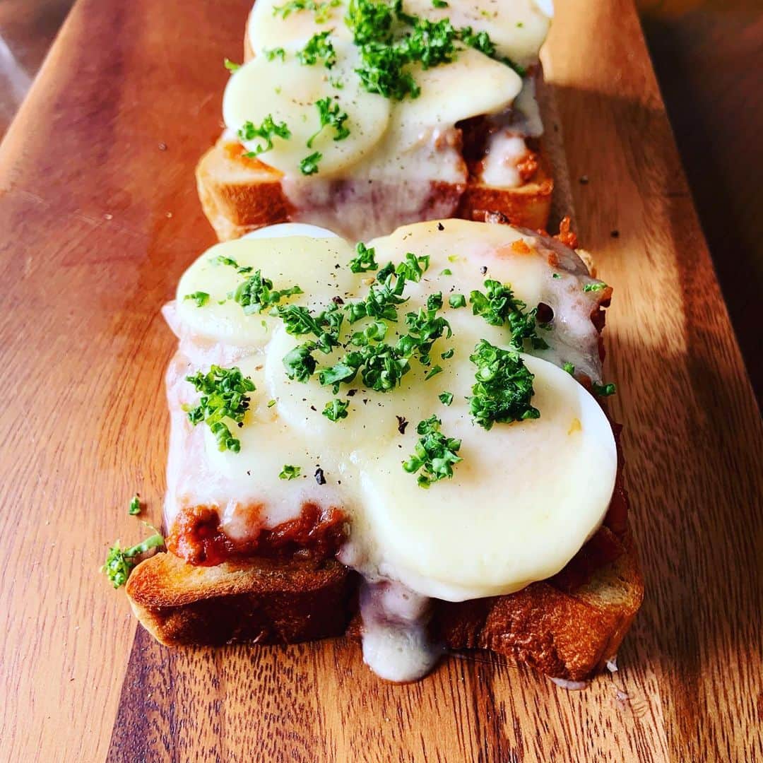 志摩有子さんのインスタグラム写真 - (志摩有子Instagram)「作り置きのミートソースでミートチーズトースト。一度軽くトーストしてからミートソース、ゆで卵、チーズをのせて香ばしく焼く。 仕上げにパセリと黒胡椒。 プリンチの小型食パンが軽くてよく合う。  #ミートソース #ミートソースアレンジ #ミートソーストースト @princi_tokyo  #プリンチ」6月2日 13時23分 - ariko418