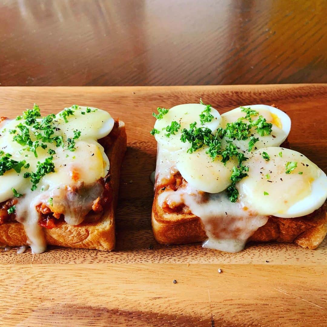 志摩有子さんのインスタグラム写真 - (志摩有子Instagram)「作り置きのミートソースでミートチーズトースト。一度軽くトーストしてからミートソース、ゆで卵、チーズをのせて香ばしく焼く。 仕上げにパセリと黒胡椒。 プリンチの小型食パンが軽くてよく合う。  #ミートソース #ミートソースアレンジ #ミートソーストースト @princi_tokyo  #プリンチ」6月2日 13時23分 - ariko418