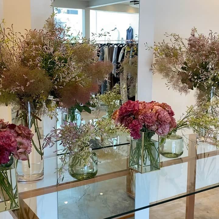 畑野ひろ子のインスタグラム：「明日からの@third_magazine 展示会の装花をさせて頂きました。 今回のテーマが、スモーキーピンクという事で、スモークツリーや何種ものピンクの花材で。 この時期ならではの可愛らしい蘭、エンシクリアもふんだんに使って。」