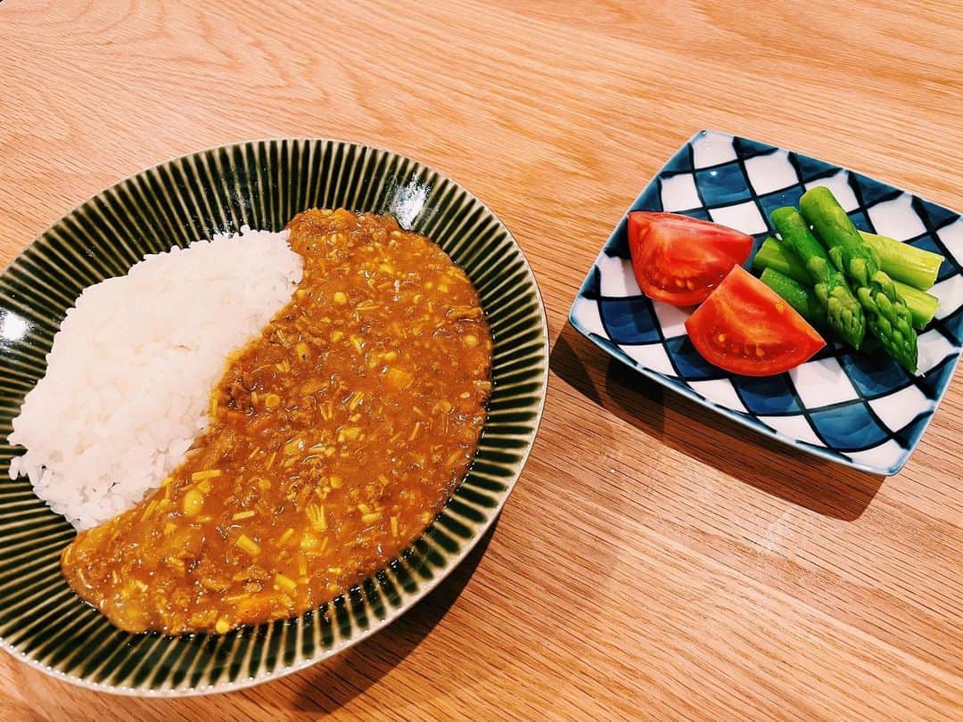 わちみなみのインスタグラム：「ごはんの写真載せてよとなぜか﻿ 最近よく言われるので載せてみます。﻿ 人が何食べてるのか気になるの？﻿ カレーですよ☺︎﻿ 撮影後に食べたくなってめちゃくちゃ大盛り笑﻿ ﻿ 実はカレー、うまく作れたことがなくて、、﻿ あんまり食べないし、﻿ 正解の味がわからない、、﻿ ﻿ いざ作るとなると﻿ SBの赤缶を使ってみたくて😋﻿ いろんな材料みじん切りにしたのです。。﻿ バナナも少しいれてみたんだけど、﻿ 小麦粉が多かったのか粘度が気になりました﻿ あと、ちょっと色が思ったより黄色くて、、﻿ ﻿ 誰かカレー作るの上手い人、﻿ 美味しく作れるコツ教えてください🙏﻿ ﻿ 一人で食べるもんじゃないね笑﻿ 今度友達よんで食べてもらおっ﻿ ﻿ 夏野菜と源右衛門のお皿がいいかんじ🍅﻿ カレー皿も有田焼です☺︎﻿ ﻿ #カレー　#有田焼　﻿ #2nd写真集　#FLASH﻿ #写真集   Amazonで2nd写真集予約受付中です☺︎ 8月31日発売決定😋🏖🙏  #お皿　#有田焼　#自炊　#カレー皿」